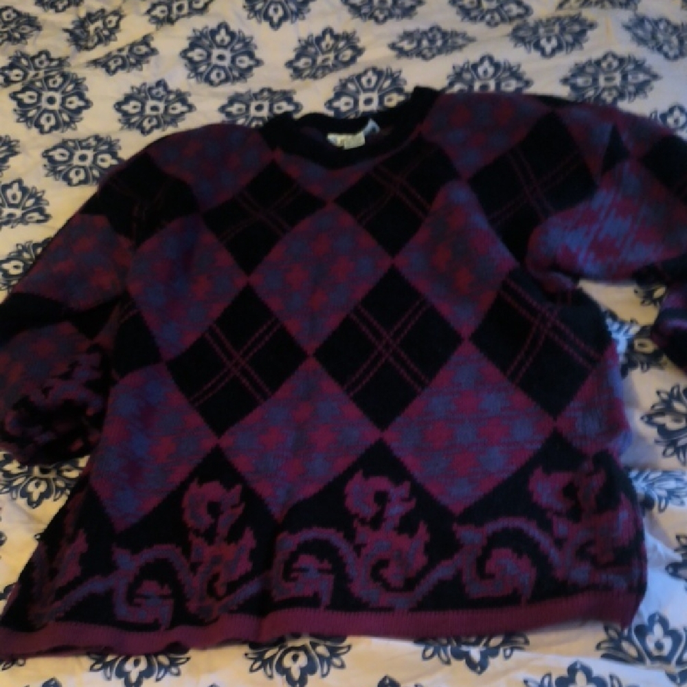 Elegant Argyle Patterned Sweater - image 1